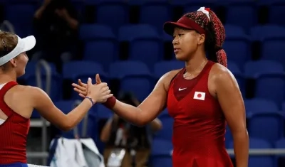 Marketa Vondrousova se saluda con Naomi Osaka, tras el final del partido.