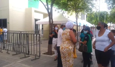 Personas que llegan al 'Elías Chegwin' son devueltas por falta de vacunas.