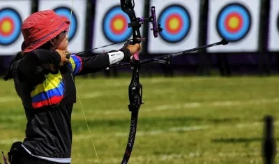 Valentina Acosta, arquera colombiana. 