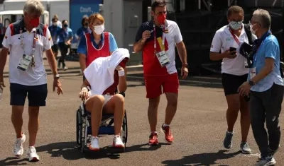 Paula Badosa es retira en silla de ruedas. 