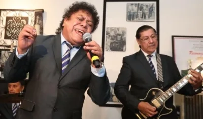 El vocalista Jhonny Antonio de Los Ángeles Negros, izquierda, con el fallecido Mario Gutiérrez, el guitarrista y fundador del grupo.