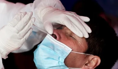 Un hombre se somete a una prueba de Covid-19.