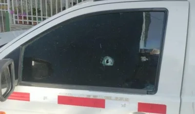 El vehículo de la cuadrilla fue impactado en el vidrio lateral. 