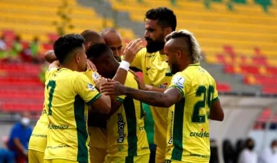 Jugadores del Bucaramanga celebran. 