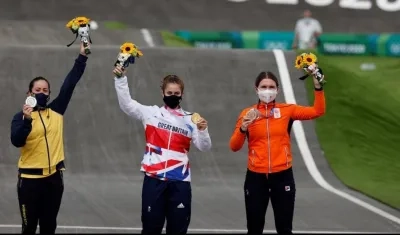 Mariana Pajón (izquierda) en el podio olímpico.