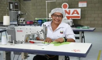 Confección industrial de ropa exterior entre los programas.