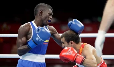 Yuberjen Martínez, boxeador colombiano, domina al indio Amit. 