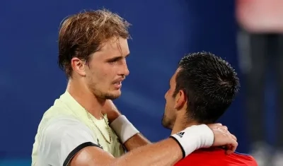 Alexander Zverev se despide de Novak Djokovic. 