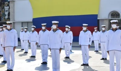 Alumnos graduados como marineros. 