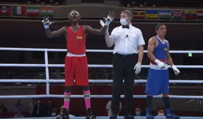 Momento en que se declara la victoria de Samuel Takyi. 