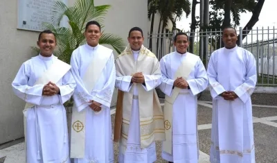 Los cuatro sacerdotes y el diácono.