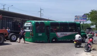 Así quedó el bus tras salirse las llantas traseras. 