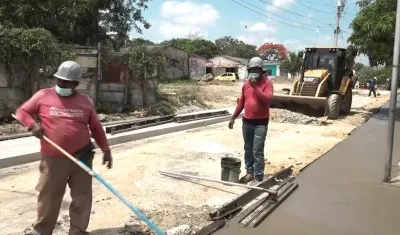 Trabajos de pavimentación en Las Américas.