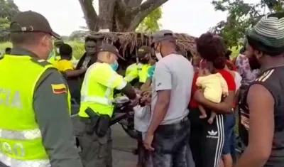En dos buses viajaban 99 migrantes de nacionalidad haitiana.