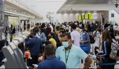 Aglomeración de pasajeros en el aeropuerto internacional de Fort Lauderdale - Hollywood.