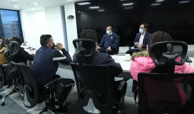 Defensor reunido con familiares de capturados en Haití.