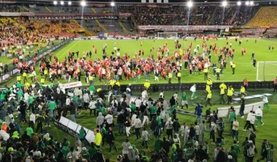 Hinchas de Santa Fe y Nacional durante los desmanes. 