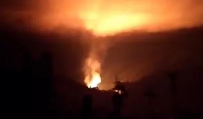 Así se iluminó el cielo con las llamas tras la rotura del gasoducto de Promioriente en Norte de Santander.