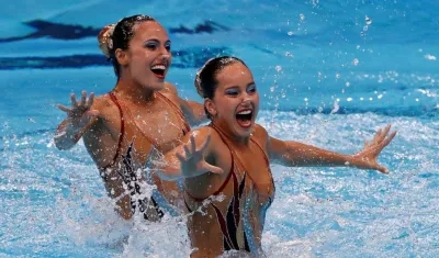 Mónica Arango y Estefanía Álvarez, nadadoras artísticas colombianas. 