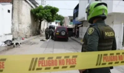 La Policía revisa el vehículo de valores para hallar pistas que los lleve a dar con el paradero de los ladrones. 