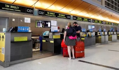 Panorama del aeropuerto internacional de Los Ángeles, en medio de las restricciones.
