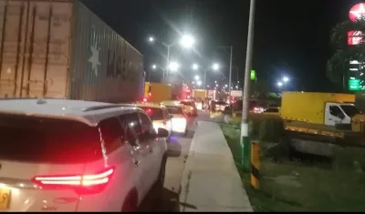 El trancón vial persistía en la noche.