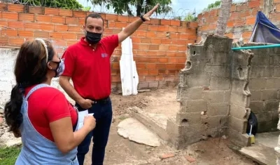 El Alcalde José Fernando Vargas, en una de las viviendas afectadas.