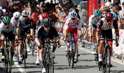 Juan Sebastián Molano cruza primero la línea de meta. 