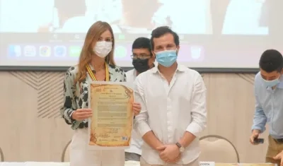 La primera dama del Distrito, Silvana Puello, y el presidente del Concejo de Barranquilla, Samir Radi, luego de la condecoración