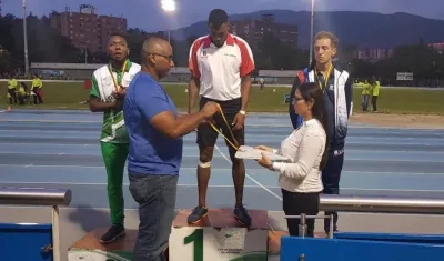 Anthony Zambrano premiado en una competencia nacional.