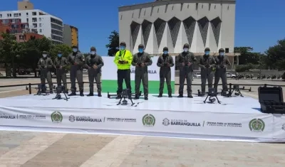 La entrega de los drones en la Plaza de la Paz. 