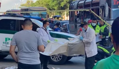 La Sijin realizando la inspección del cadáver. 