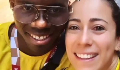 Yuberjen Martínez, boxeador colombiano, junto a Mariana Pajón, bicicrocista colombiana. 