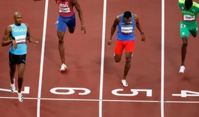 Anthony Zambrano, atleta colombiano, pasa segundo la meta. 