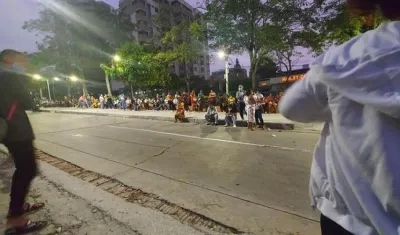 Personas aglomeradas en la calle 76 con carrera 51. 