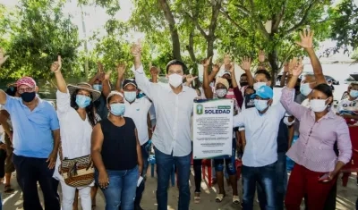 El alcalde Rodolfo Ucrós con los habitantes de Ciudad Paraíso. 