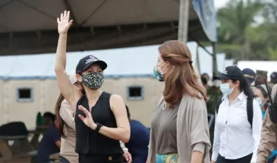 La vicepresidenta de Colombia y ministra de Relaciones Exteriores, Marta Lucía Ramírez (d), y la Ministra de Exteriores de Panamá, Erika Mouynes, hoy en zona de frontera.