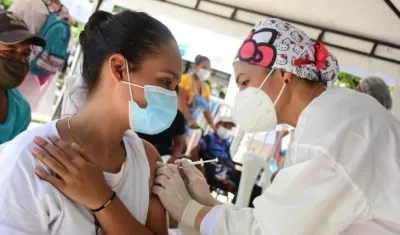 La vacuna es la mejor opción contra el Covid-19, reduce contagio y muerte.