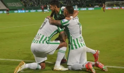 Jugadores de Nacional celebran un gol. 