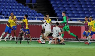 Malcon celebra con sus compañeros el gol del oro. 