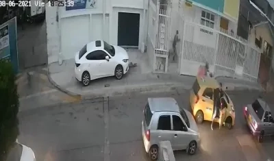 Momento en que el delincuente disparó contra su víctima. 