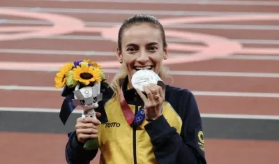 Lorena Arenas con la medalla de plata de los Juegos Olímpicos. 