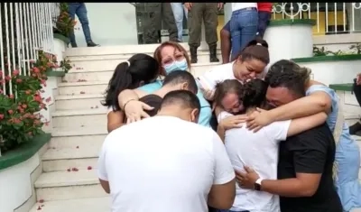 Reencuentro de las víctimas del hecho con sus familiares.