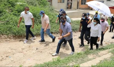 El Alcalde Jaime Pumarejo recorriendo las calles del barrio.