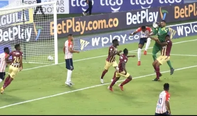 El arquero Álvaro Montero despejando una jugada ofensiva de los 'tiburones'.