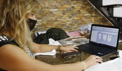 Empresaria usa el comercio electrónico para sus productos.