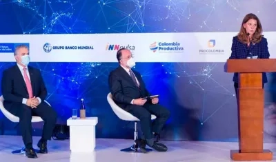 El presidente Duque, sentado a la izquierda, Ricardo Hausmann y la vicepresidenta Marta Lucía Ramírez.