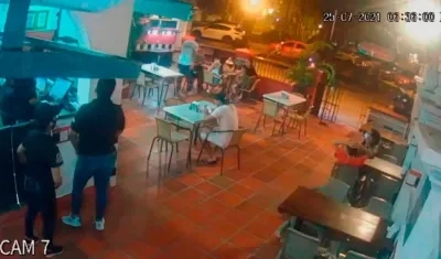 Momento en que el policía y su familia eran atracados por el delincuente. 