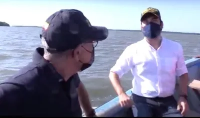 El periodista Jorge Cura y el Alcalde Jaime Pumarejo en la Ciénaga de Mallorquín.