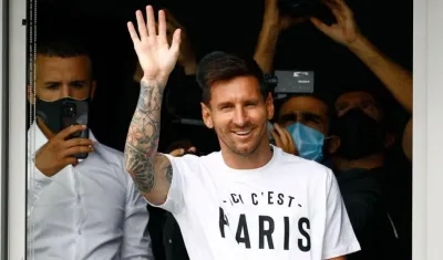 Lionel Messi a su llegada al aeropuerto de París. 